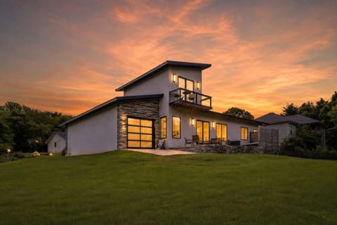 Slickrock Chalet at golden hour — a bold contemporary retreat freshly relaunched in Bella Vista.