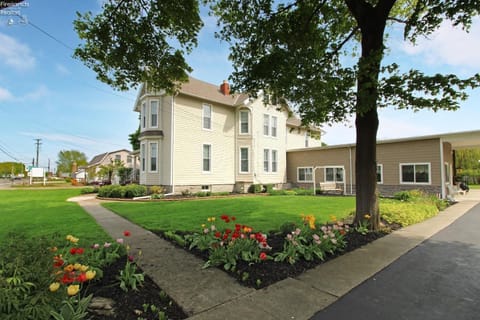 Victorian Inn Exterior Front