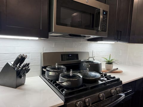 Kitchen supplied with All Clad cookware 