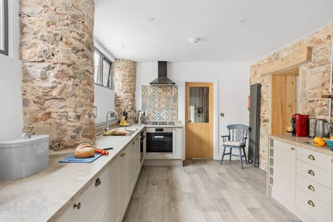 The kitchen with a stovetop, oven and tea and coffee making facilities - The Linhay
