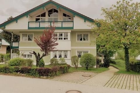 Das Haus mit Eingang und 2 Parkplätzen - der Balkon gehört zur Wohnung.