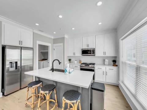 Breakfast bar with seating for 3