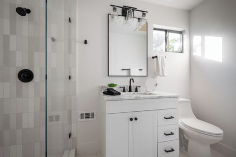 Full Bathroom 3