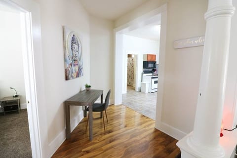 Charming Workspace: Bright and inspiring nook perfect for both work and relaxation, featuring elegant decor and seamless access to kitchen amenities. Ideal for those who want a blend of productivity and comfort!