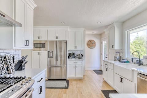 Enjoy this well-equipped kitchen! Everything you need is here, from the stainless steel appliances to the functional layout.