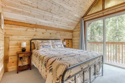 Upstairs you will find a queen bed with balcony to take in the scenery of nature! 