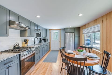 Dining Area | Full Kitchen