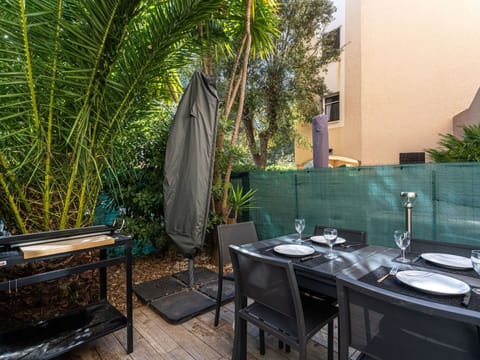 Table, Furniture, Plant, Property, Building, Interior Design, Wood, Chair, Outdoor Furniture, Tree