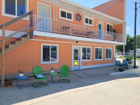 The door with the yellow dot is for Jones Beach Suite. If you are bringing more friends that Jones can fit, you would want to rent Miller Bay Suite, that is right above. 