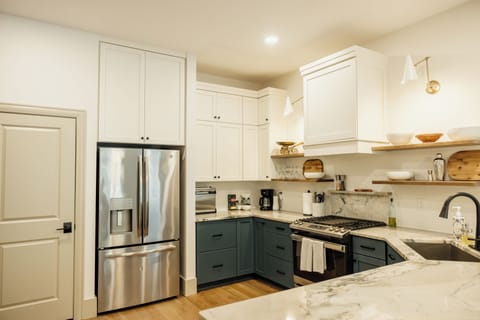 1st FL| Full- Amenity Kitchen