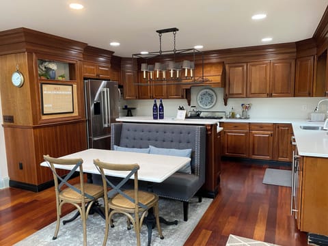 Seating for 4 in open concept living/kitchen