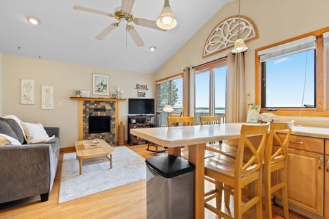 Open concept cozy cabin on the lake!