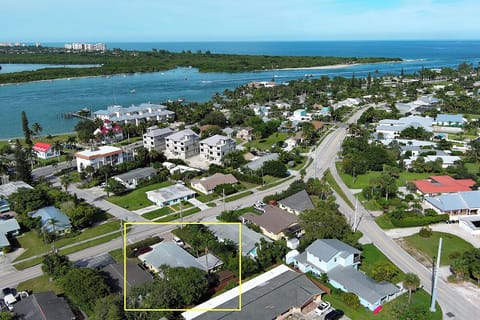 Close to beaches and dining.

