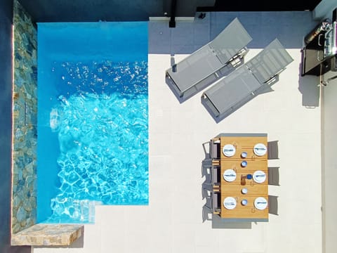 Modern Villa with private pool and patio, Wi-Fi, Smart TV, modern kitchen, stylish open-plan lounge/dining, BBQ and parking.