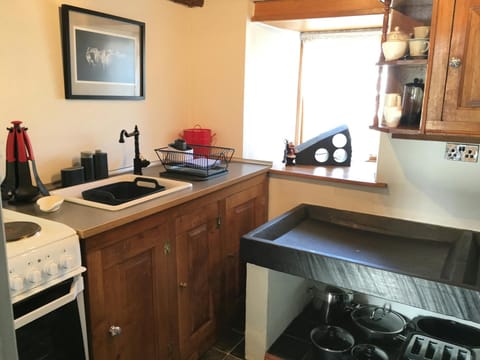 Sink, cooker and utensils