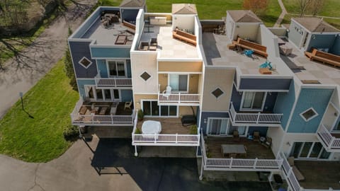 Rooftop Retreat: Three story townhome with scenic views