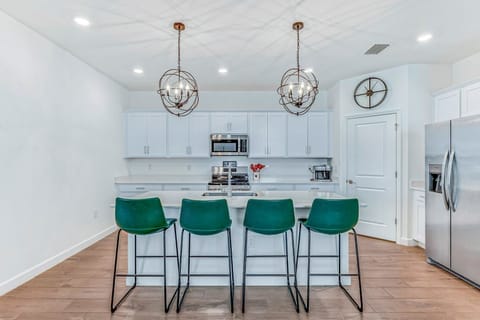 Seating for 4 at the Breakfast Bar