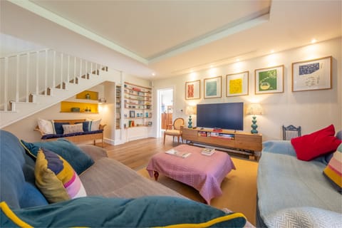 Perrystone Cottage, Burnham Market: Vibrant and comfortable sitting room
