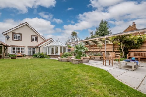 Perrystone Cottage, Burnham Market: Fully enclosed garden with outdoor dining furniture