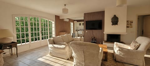 Wonderful villa with Cannes views and 10 minutes from Croissete & Film Festival Villa in Mougins