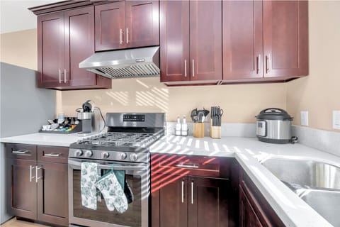 Fully equipped kitchen:Kitchenwares, silverwares, basic spices to cook like home