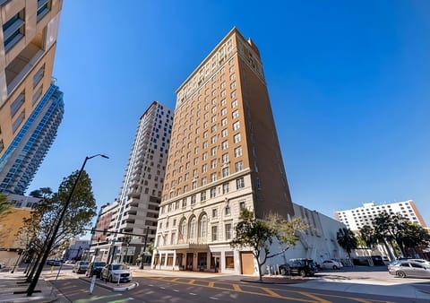 Explore the sunny streetscape around this centrally located high-rise.
