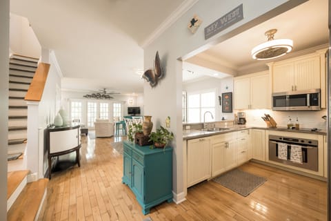 Well Appointed Kitchen with Dishwasher 