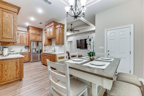 Weslaco Vacation Rental | 3BR | 2.5BA | 1,656 Sq Ft | 2 Steps to Enter