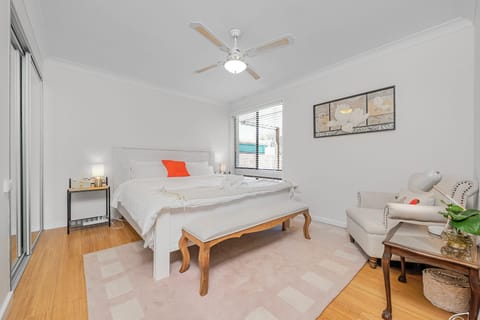 Bedroom with Kingsize bed