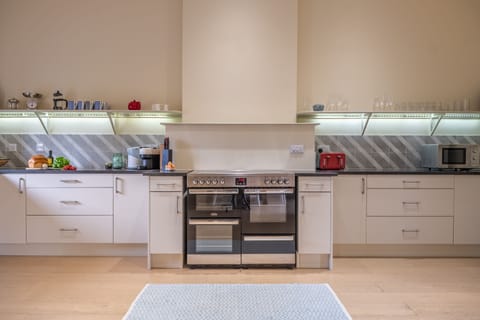 Ground floor: Well-equipped spacious kitchen