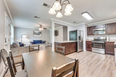 Baton Rouge Vacation Rental | 3BR | 2BA | 990 Sq Ft | Small Step Required