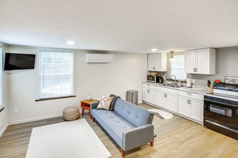 Living Room | Queen Futon | A/C Unit | Free WiFi | Smart TV