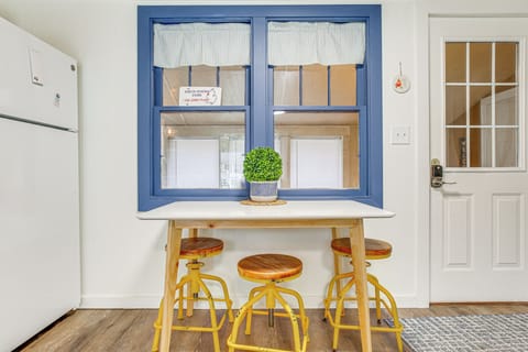 Dining Area | Dishware/Flatware Provided