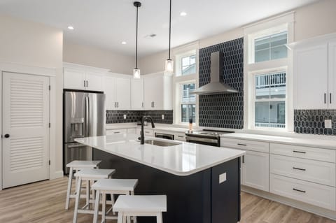 OB104: Ocean Breeze 104 | TL Dining Area - Seating for 4, Kitchen Area