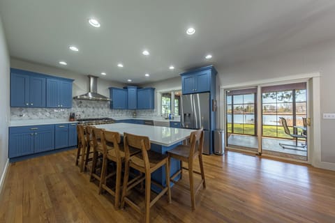 Large kitchen island seats 7! Gourmet double oven!