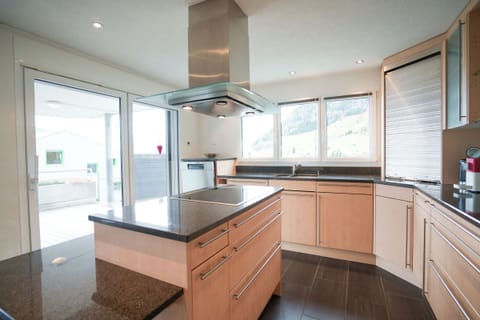 Moderne und grosse Küche