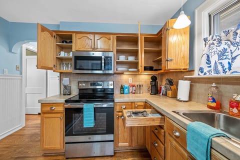 A kitchen that's more than just a place to cook. It's a gathering spot for laughter, shared meals, and unforgettable moments. Join us and experience the joy of good food and great company! 🍽️❤️