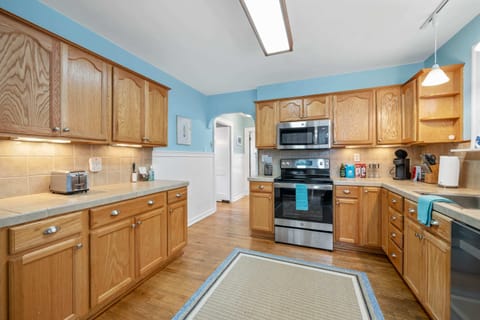 Step into our kitchen retreat, where the combination of soothing blue walls and warm wood cabinets invites you to unwind and feel at peace. 😊✨ Indulge in the simple pleasures of good food and great company, as we ensure your stay with us is nothing short of wonderful! 🏡💙
