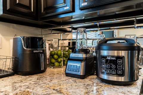 Family & Pet friendly Gilbert 6bd, heated pool/WiFi near SanTan Village/TopGolf House in Gilbert