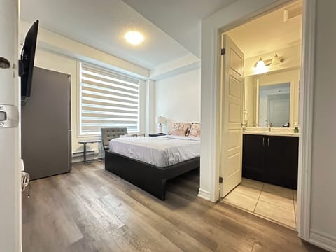 Bedroom with Queen Mattress
