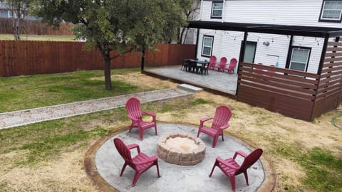 Firepit in the private backyard for all to enjoy 