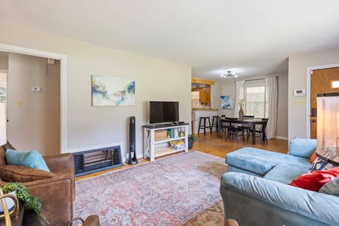 Spacious and inviting living room, perfect for relaxing or entertaining!