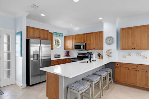 Fully equipped kitchen.