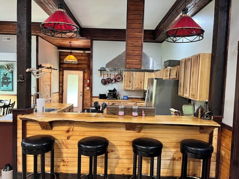 The perfect rustic bar for 4.