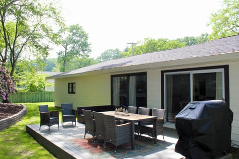 private back deck area w gas grill