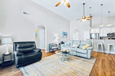 Family Room w/ Kitchen (back) (2)