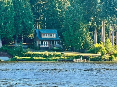 Book your perfect lakeside escape now for a tranquil and unforgettable retreat.