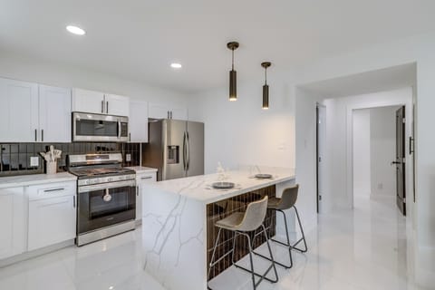 Houston Vacation Rental | 2BR | 1BA | 600 Sq Ft | 1 Step Required to Enter