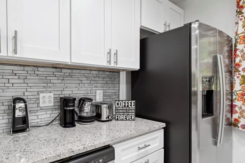 Contemporary cooktop and a stylishly designed, fully equipped kitchen.