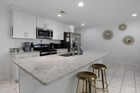 Kitchen Island w Barstool Seating